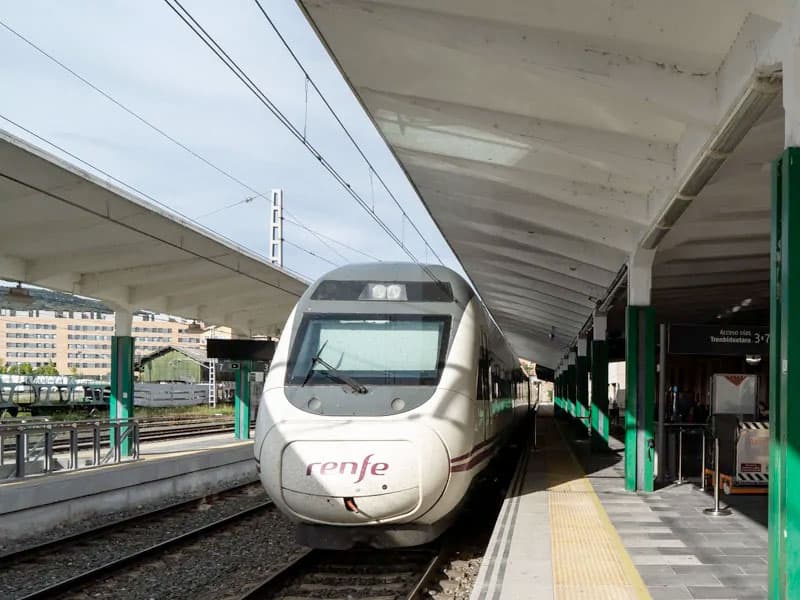 Andenes de la estación RENFE Pamplona